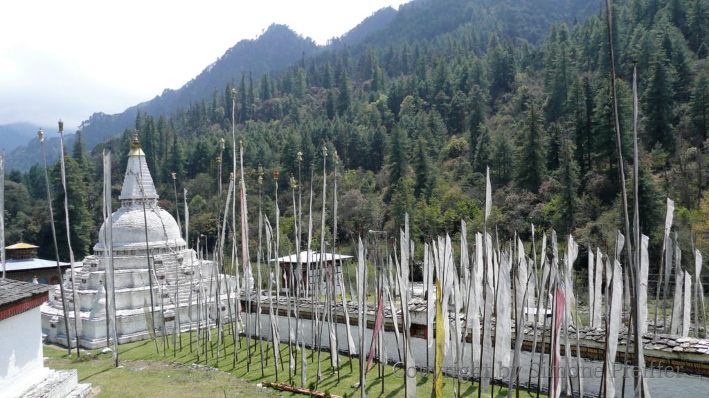 The Chendebji Chorten was built by the Lama Shida to nail the demons that threatened the valley of Ada. www.explorations-travel.com Der Chendebji-Chorten wurde vom Lama Shida erbaut, um den Dämonen festzunageln, der das Tal Ada bedrohte.Chendebji-Chorten