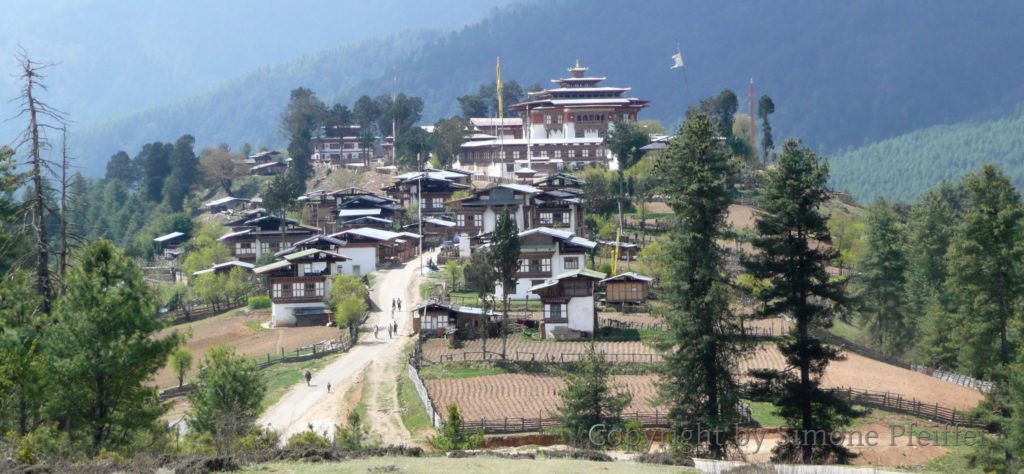 Gangteng Village with Gonpa. ww.explorations-travel.com Gangteng Village mit Gonpa