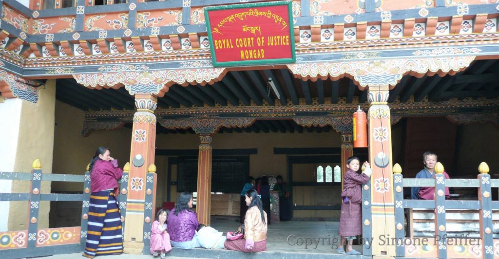 Mongar Dzong - Court of Justice. www.explorations-travel.com Bhutan, Mongar Dzong, Gerichtshof, Court of Justice