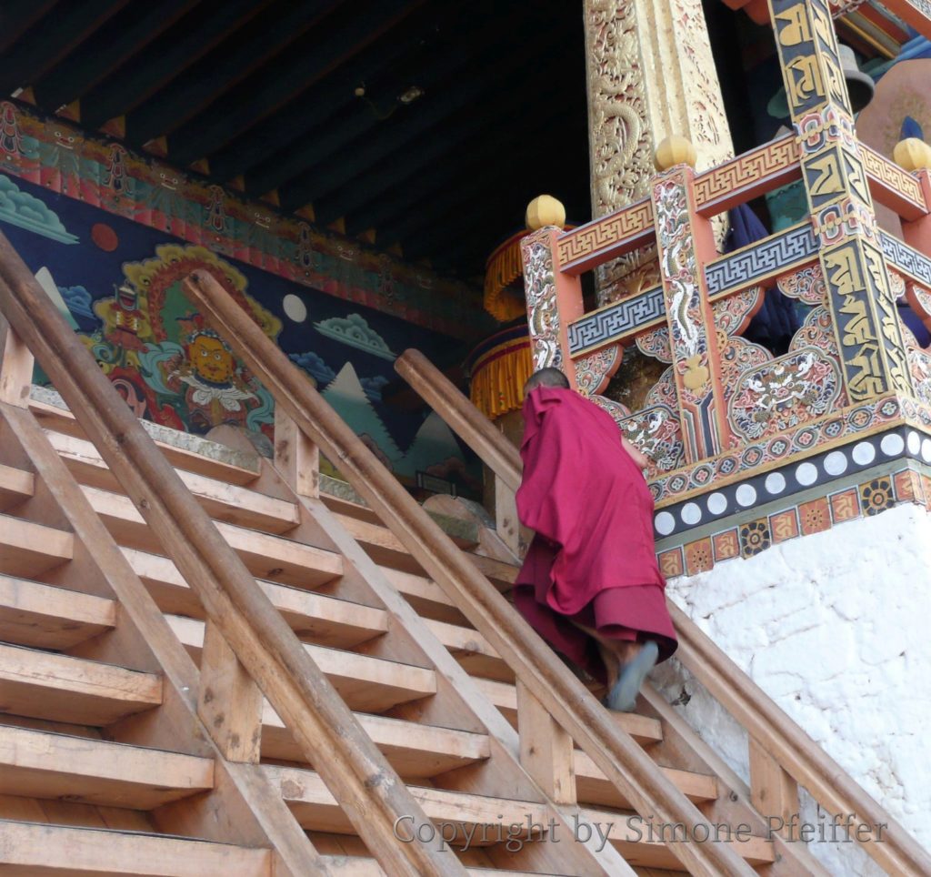 Steep wooden steps lead into the rooms of the Punakha Dzong. www.explorations-travel.com Steile Holzstufen führen in die Räume des Punakha Dzongs.