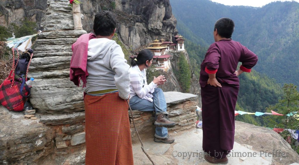 The Taktshang pelphug (temple complex). Short rest before the last ascent. www.explorations-travel.com Taktshang Pelphug