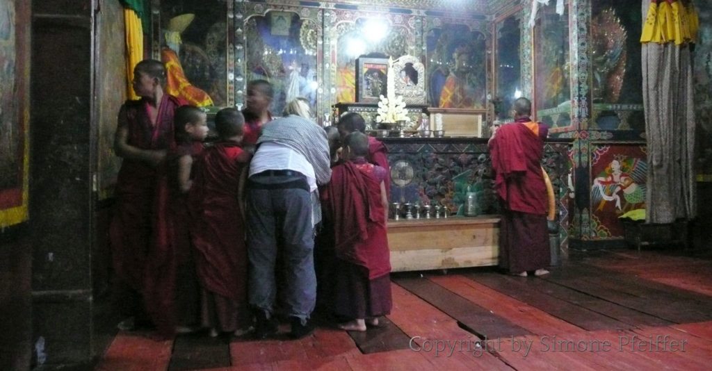 Im Trashiyangtse Dzong: „I’ve never seen a plane!“