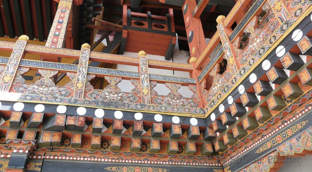 Die reiche Ausmalung mit den Symbolen des Tantra-Buddhismus und die einzigartigen Architektur sind ästhetischer Höhepunkt in jedem Dzong.