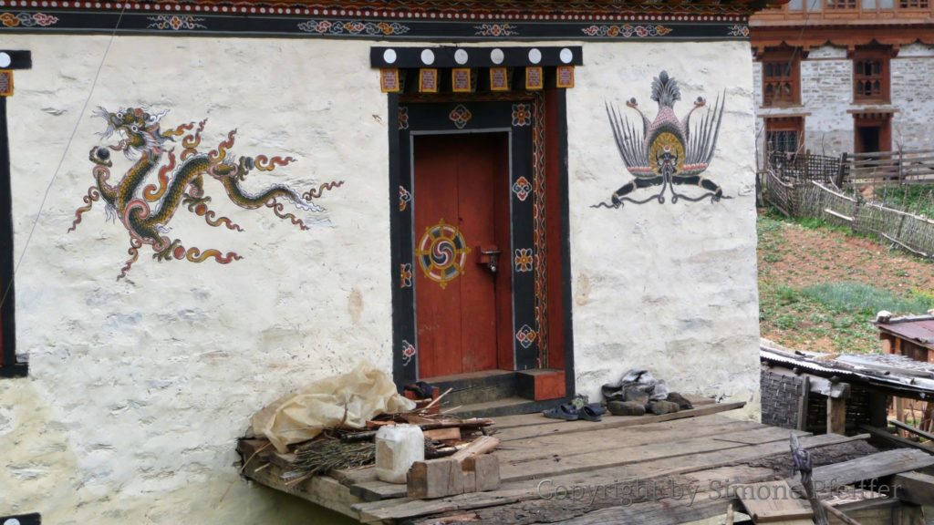 Profane buildings are also adorned with tantric animals and fabulous creatures. Here the dragon and Garuda, the snake-eater. www-explorations-travel.com Auch Profanbauten werden mit tantrischen Tieren und Fabelwesen geschmückt. Hier der Drache und Garuda, der Schlangenesser.