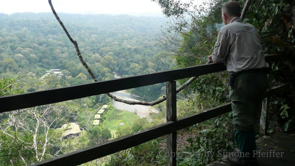 The bungalows at Borneo Rainforest Lodge are located on the Segama River. www.explorations-travel.com Die Bungalows der Borneo Rainforest Lodge liegen malerisch am Segama River.