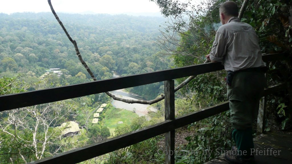 Die Bungalows der Borneo Rainforest Lodge liegen malerisch am Segama River.