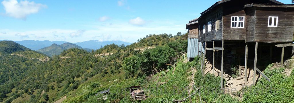 The constant alternation of wind, sun, fog and long-lasting rainfall is a challenge for house building in Chin State. www.explorations-travel.com Der ständige Wechsel von Wind, Sonne, Nebel und lange andauernde Regenfällen setzen den Häusern zu.
