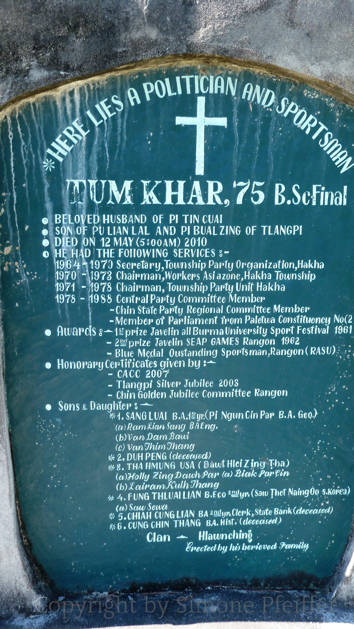 Tombstone in Hakha, Capital of Chin State. A sign of great merit. www.explorations-travel.com Die Vorfahren errichteten schlichte Stelen aus Stein. Sie kannten keine Schrift. Es gab nur mündliche Überlieferungen. Heute werden die Verdienste in englischer Sprache auf einem christlichen Grabstein ausführlich dokumentiert.