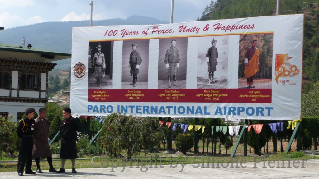 Bhutan's kings - 100 years of peace, unity and happiness. www.explorations-travel.com Bhutans Könige – 100 Jahre Frieden, Einheit und Glück.