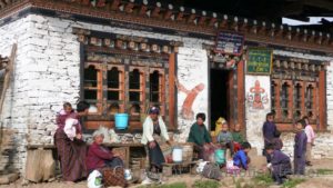 Bushaltestelle in Nubding. An den Wänden der Phallus als Fruchtbarkeitssymbol. Bhutaner machen sich nicht so oft auf die Reise. Der Zyklus der landwirtschaftlichen Arbeit lässt das nicht zu und wenn sie reisen, ist es eine Pilgerreise.