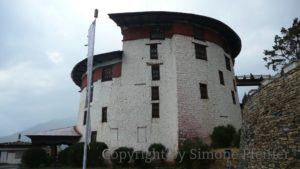 Ta Dzong. Der ehemalige Wachturm beherbergt das sehenswerte Nationalmuseum Bhutans.