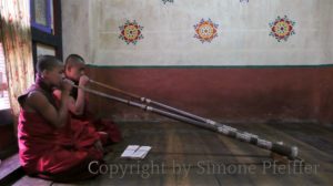 Mönche üben im Mongar Dzong das Dungche-Spiel.