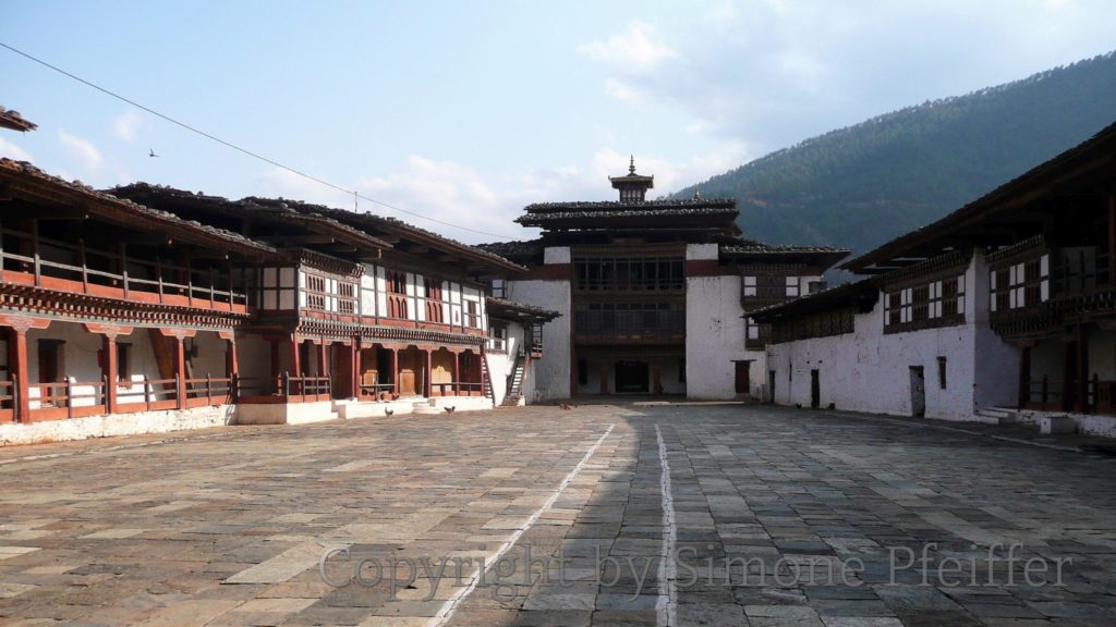 Wangdue Phodrang Dzong 2009. www.explorations-travel.com Wangdue Phodrang Dzong 2009